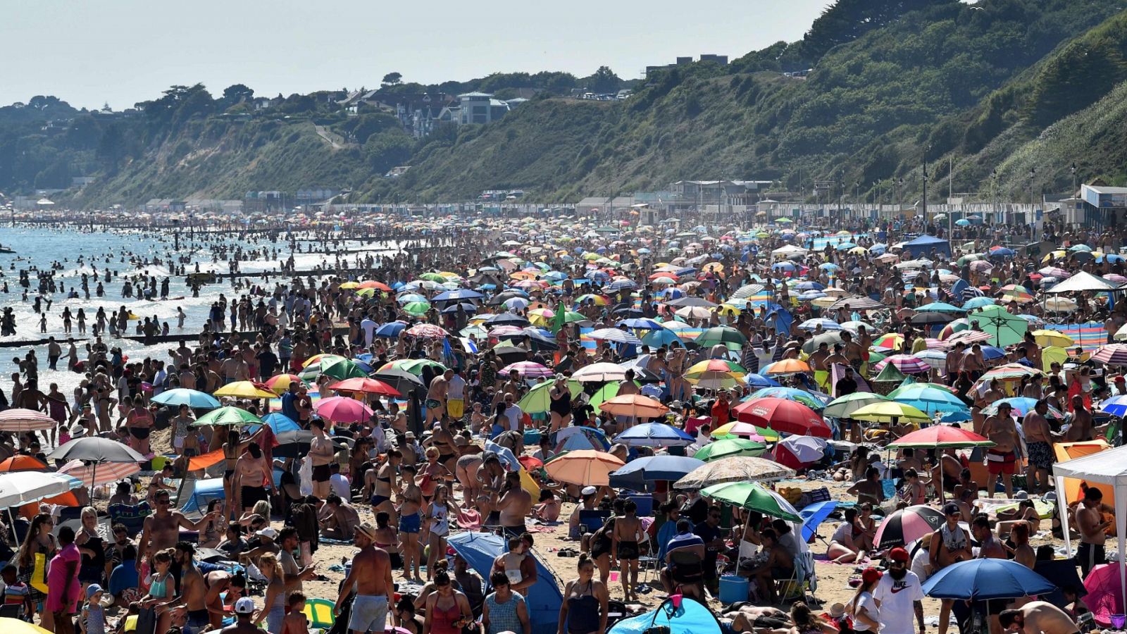 Coronavirus | El Gobierno británico amenaza con cerrar las playas por las aglomeraciones - RTVE.es