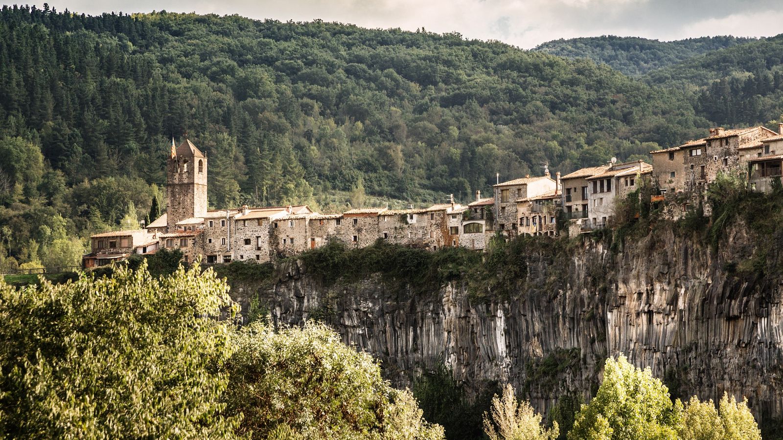 España Direcro - Descubriendo la vida en las coladas de lava de La Garrotxa