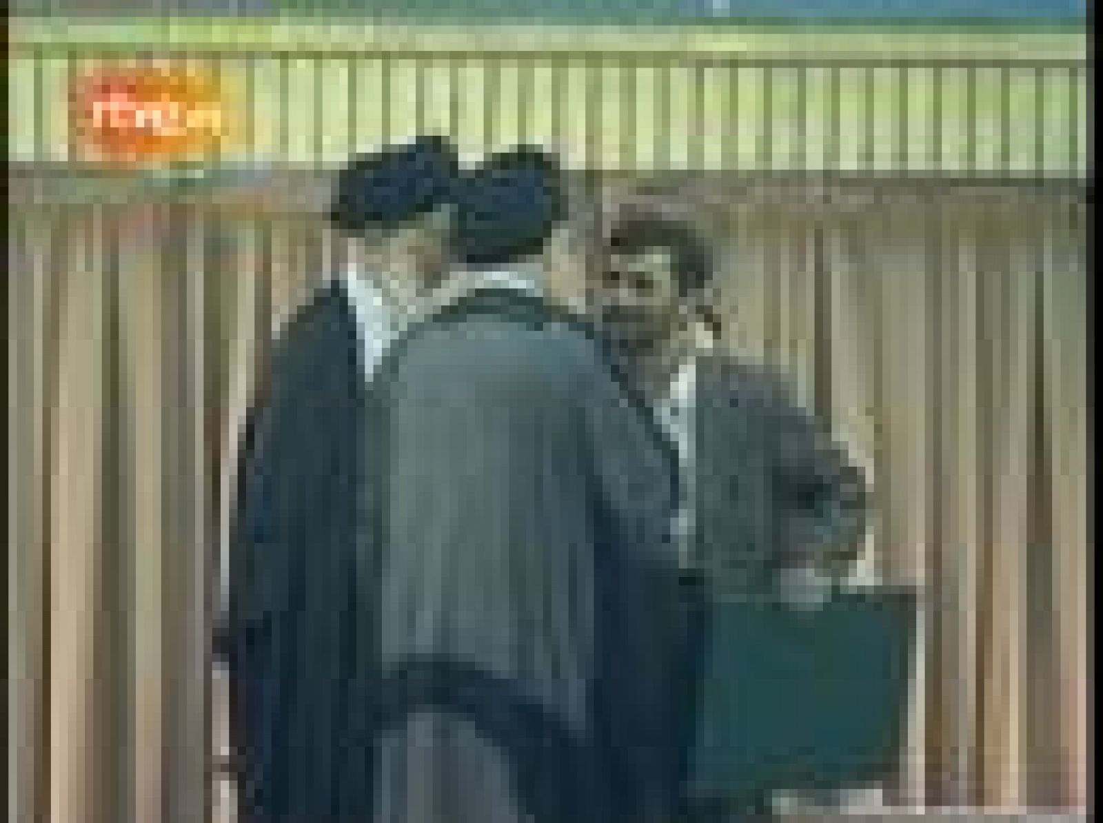 El acto protocolario ha sido transmitido por la televisión estatal y se ha podido ver como Ahmadineyad besaba el hombro de Jamenei en lugar de la mano como hizo en el acto de ratificación del primer mandato hace cuatro años.