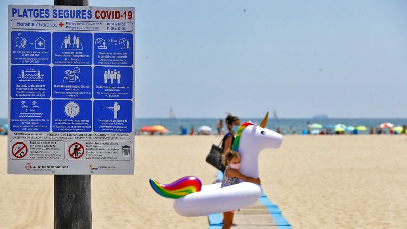 Las costas españolas reciben sus primeros turistas bajo medidas de seguridad