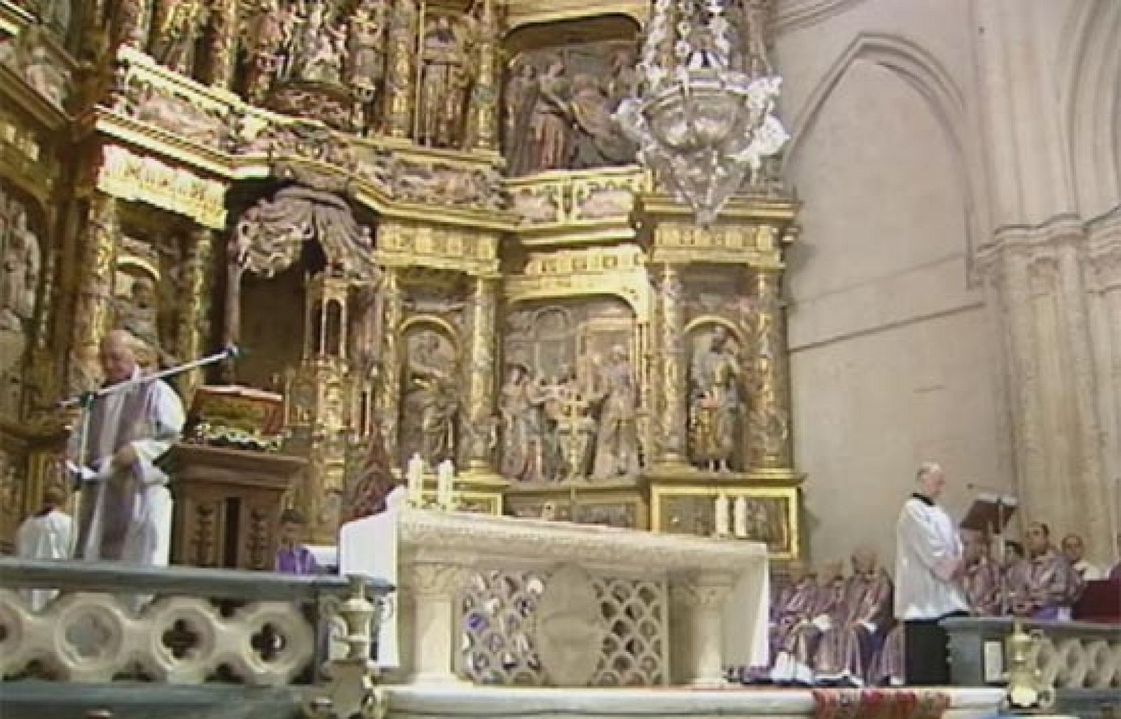 Centenares de personas han llenado la Catedral, donde el arzobispo ha oficiado un funeral en memoria del joven agente.