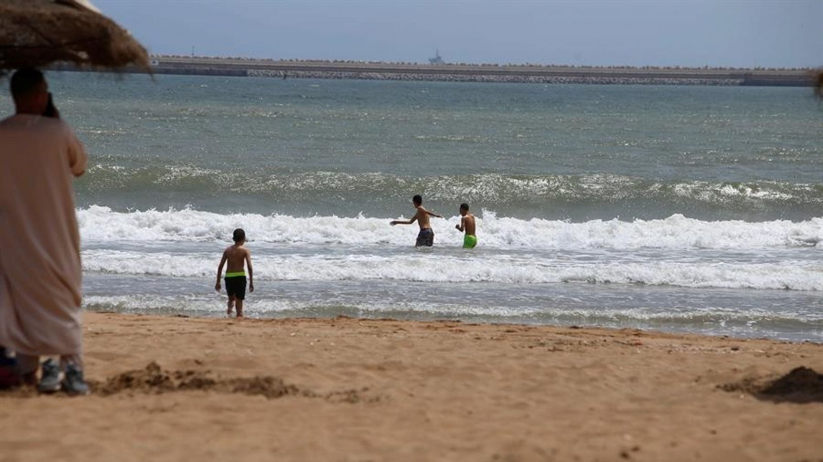 Un policía fuera de servicio le salva la vida a un padre y dos niños en Melilla - RTVE.es