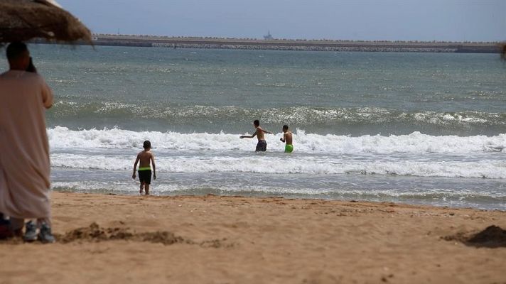 Un policía fuera de servicio salva a un padre y dos niños de morir ahogados en Melilla