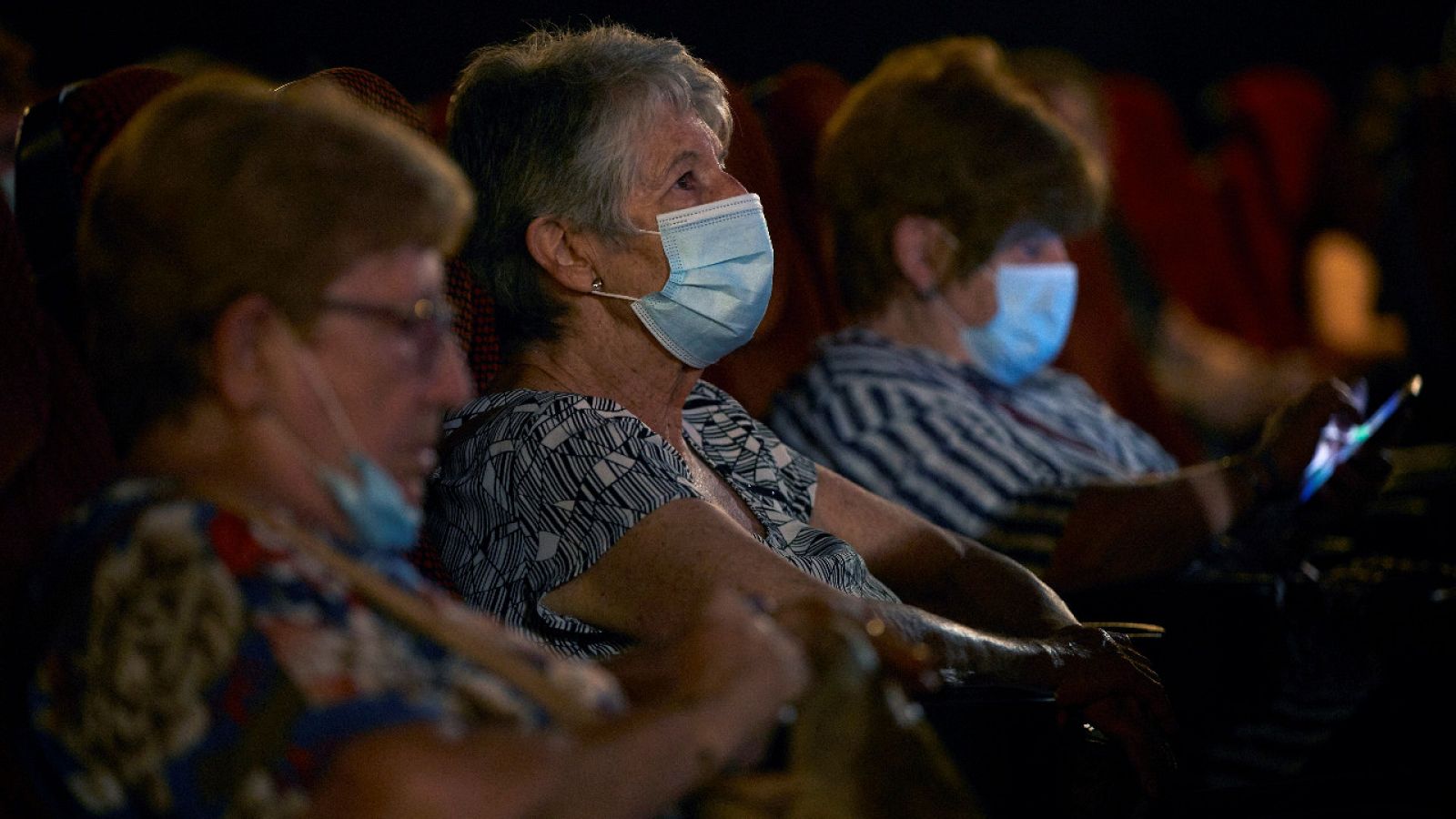Galicia prohíbe las mascarillas con válvula y Sanidad las desaconseja porque pueden contagiar