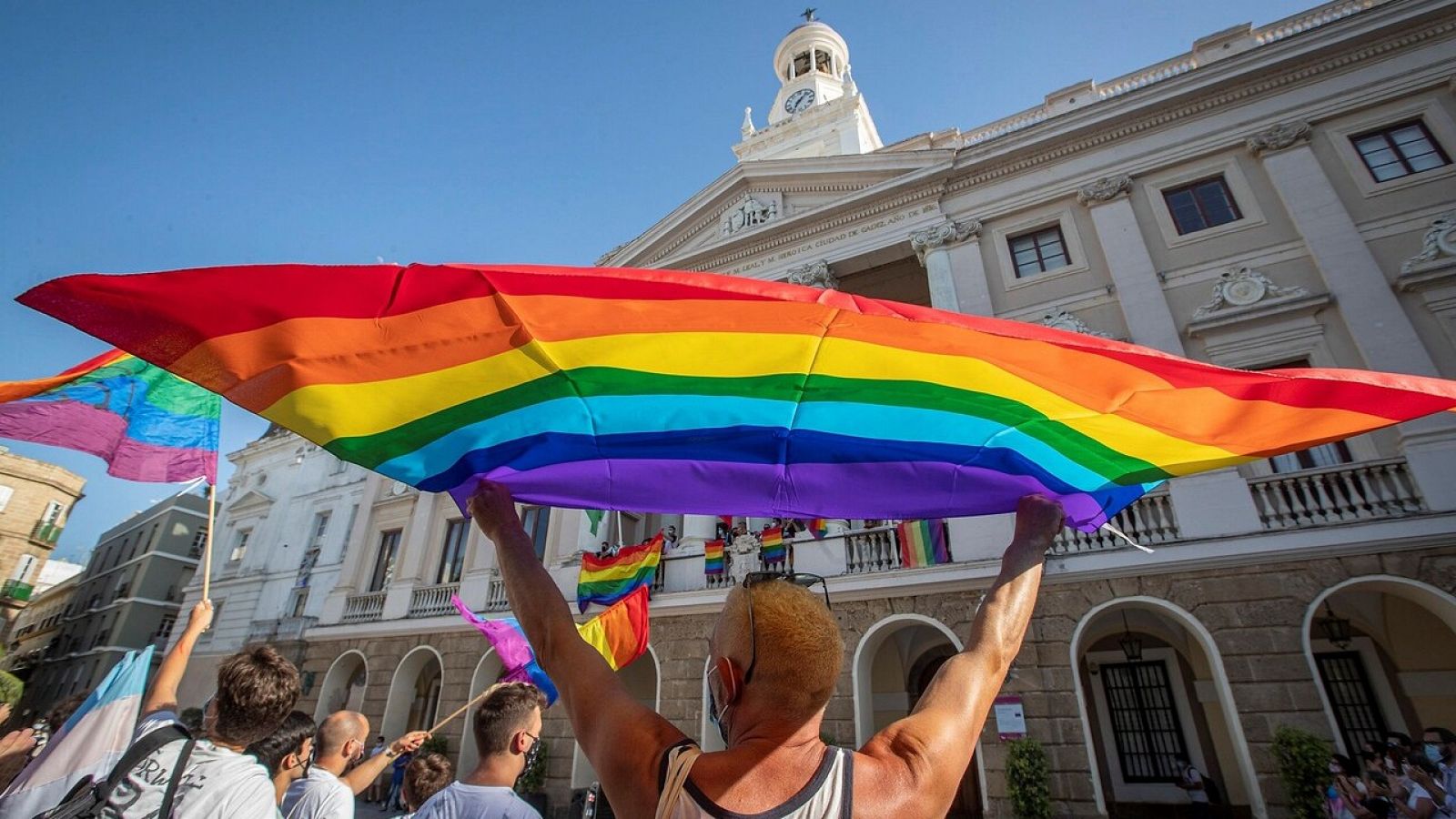 La polémica llega al Orgullo: las instituciones sortean la prohibición del Supremo para izar la bandera arcoíris - RTVE.es