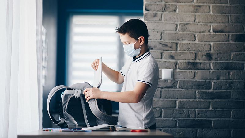 Las comunidades autónomas plantean el curso que viene: Más clases online y uso de mascarillas - RTVE.es - Telediario 1 | Ver