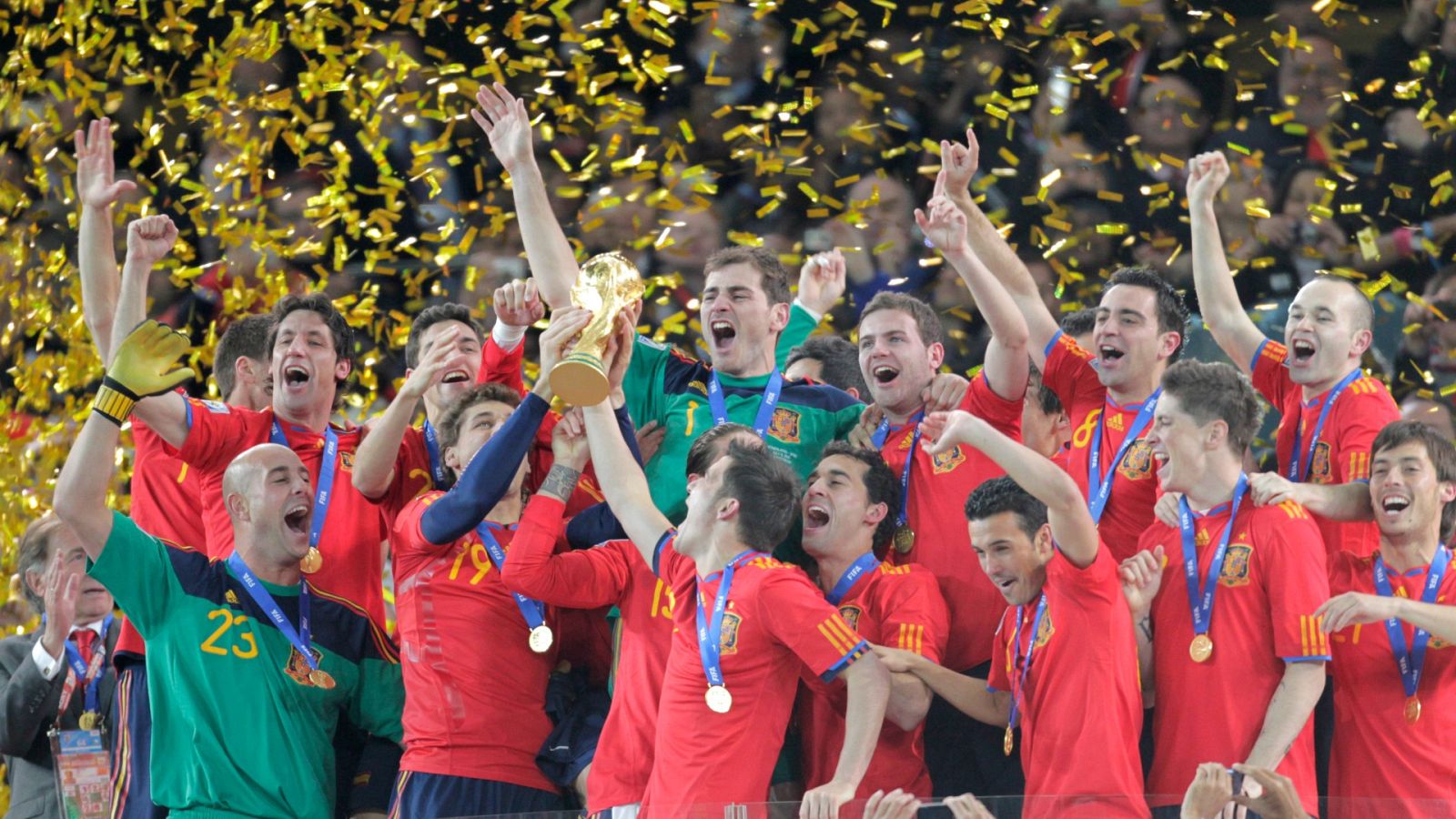 RTVE lanza su campaña para conmemorar los 10 años del Mundial de Sudáfrica. Envíanos tu vídeo contándonos dónde y cómo viste el gol de Iniesta en la final con el hastag #CuandoFuimosCampeonesRTVE y nosotros lo compartiremos en nuestras redes sociales. 