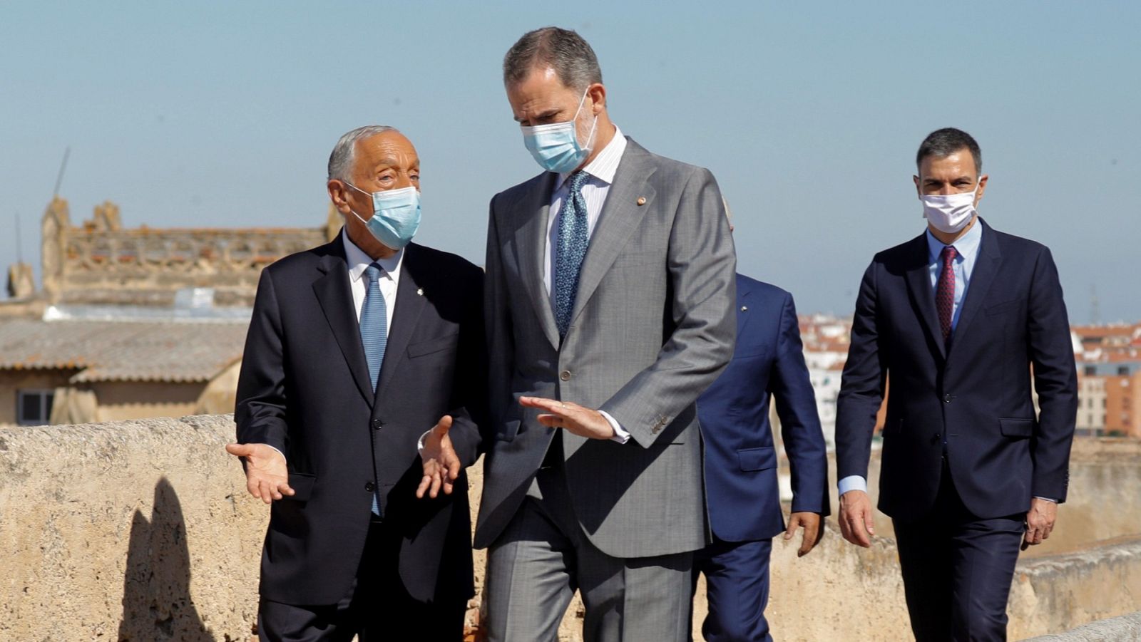 El rey y Sánchez pasean con sus homólogos portugueses en la Alcazaba mientras se escuchan consignas republicanas y vivas al rey