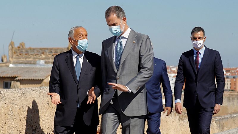 El rey y Sánchez pasean con sus homólogos portugueses en la Alcazaba mientras se escuchan consignas republicanas y vivas al rey