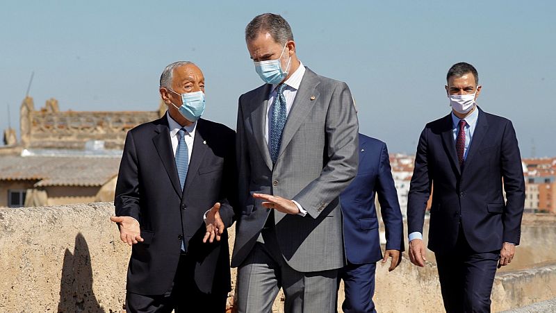 El rey y Sánchez pasean con sus homólogos portugueses en la Alcazaba mientras se escuchan consignas republicanas y vivas al rey El rey y Sánchez pasean con sus homólogos portugueses en la Alcazaba mientras se escuchan consignas republicanas y vivas al rey