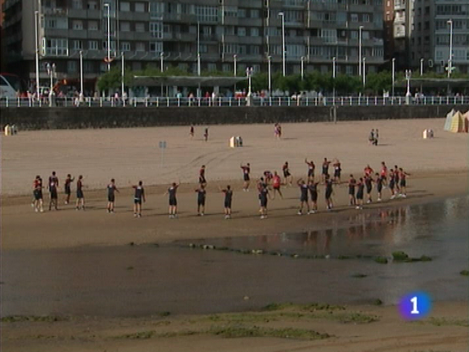   La plantilla del Sporting se entrenó esta mañana en un escenario muy poco frecuente, la playa de san Lorenzo, al lado de bañistas que disfrutaban de su tiempo de ocio con el sol y el inusual espectáculo de los futbolistas. El sábado el Sporting se enfrentará al Birmingham en Inglaterra.    Asturias fue la comunidad española en la que más bajó el paro durante el pasado mes de julio, casi un cinco por ciento. Además, esa reducción del paro fue superada por el incremento de afiliaciones a la Seguridad Social. El Gobierno asturiano reitera que el Principado resiste mejor la crisis que el resto de España.