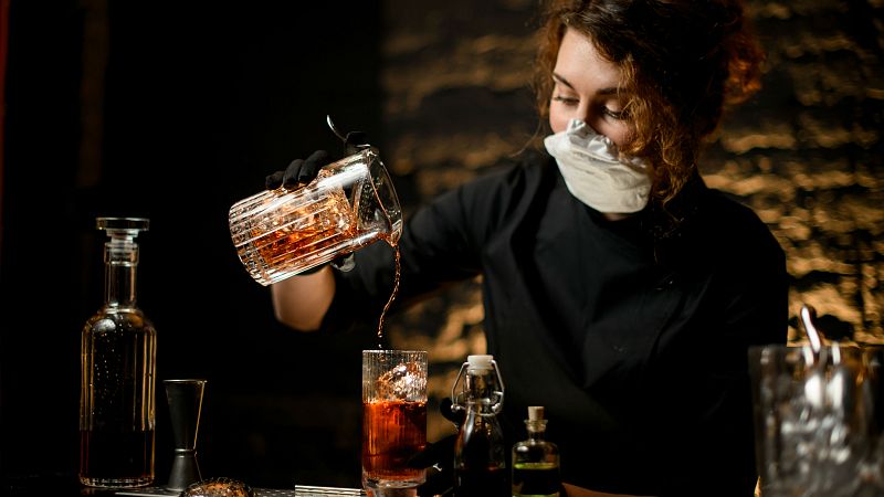 Madrid adelanta la apertura de bares y discotecas a este viernes - RTVE.es - Telediario 1 | Ver