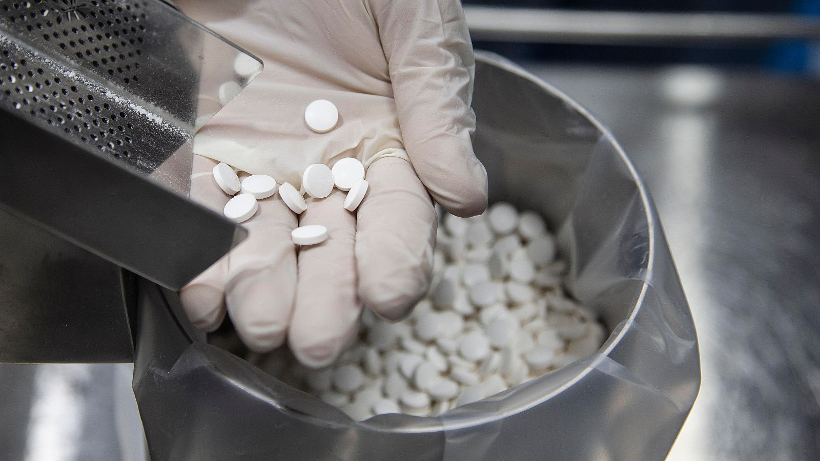 Coronavirus - Estados Unidos compra todo el stock mundial de remdesivir- RTVE.es - Telediario 1 | Ver