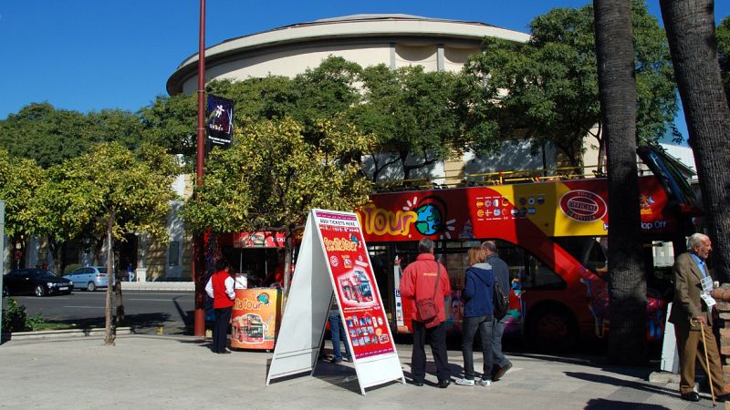 Los autobuses turísticos regresan a las calles de Sevilla y Málaga tras la pandemia