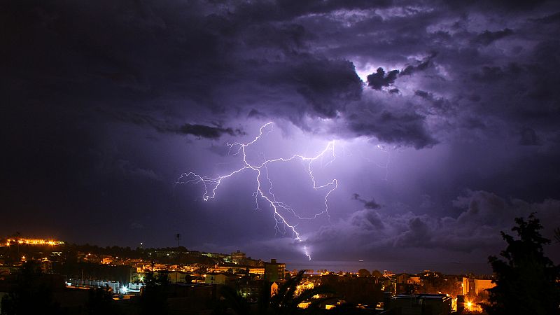 Chubascos y tormentas que podrán ser localmente fuertes en el norte de Cataluña - ver ahora 