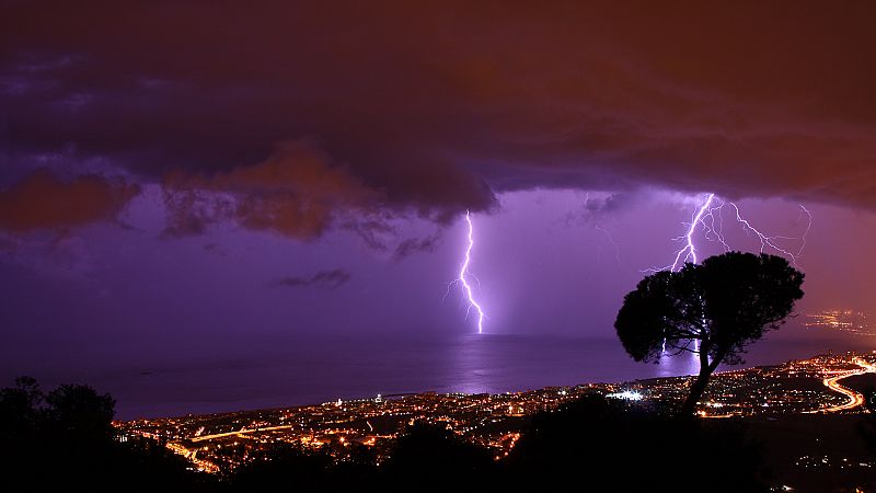 Chubascos y tormentas localmente fuertes en Cataluña - ver ahora 