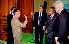 Bill Clinton viaja a Corea del Norte donde se reúne con el presidente del país Kim Jong-Il