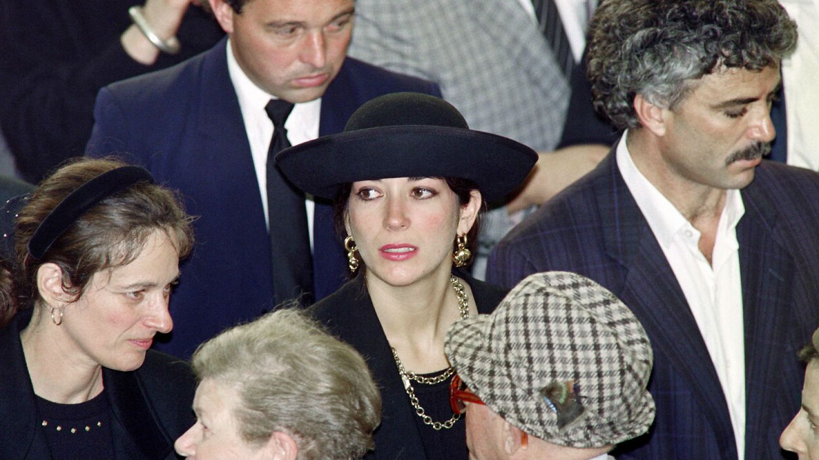 El FBI detiene a Ghislaine Maxwell, confidente de Jeffrey Epstein - RTVE.es - Telediario 1 | Ver