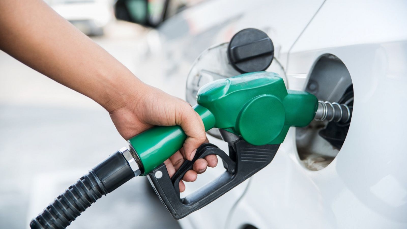 El precio de los carburantes repunta, pero se mantiene más barato que hace un año - RTVE.es