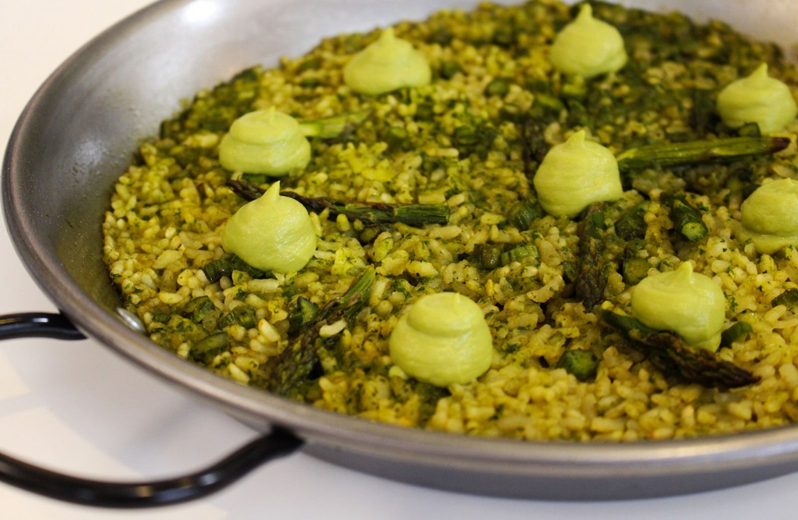 Arroz verde con trigueros y espinacas