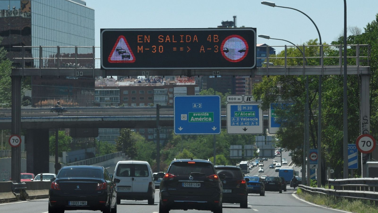 Atascos en las salidas de las grandes ciudades durante el inicio de la operación salida del verano