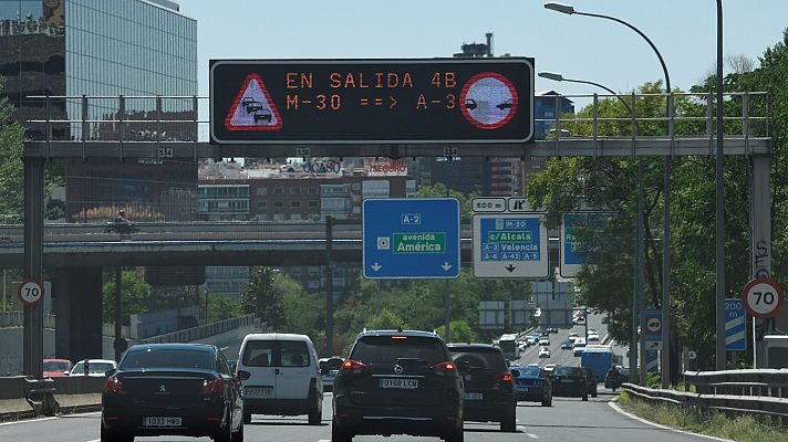 Atascos en las salidas de las grandes ciudades durante el inicio de la operación salida del verano