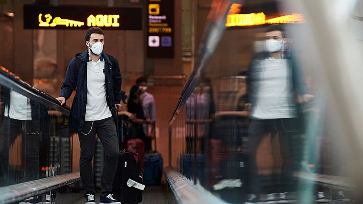 Telediario 1 - Aterrizan los primeros viajeros tras abrirse la frontera a 12 países extracomunitarios