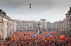 Vitoria comienza sus fiestas con la tradicional bajada de Celedón desde la torre de San Miguel