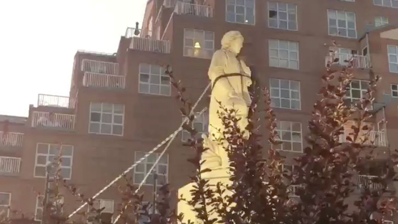 Vídeo: Dos nuevos ataques contra estatuas de Colón en Estados Unidos
