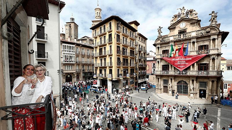 Pamplona cuelga un pañuelo rojo en lugar del chupinazo