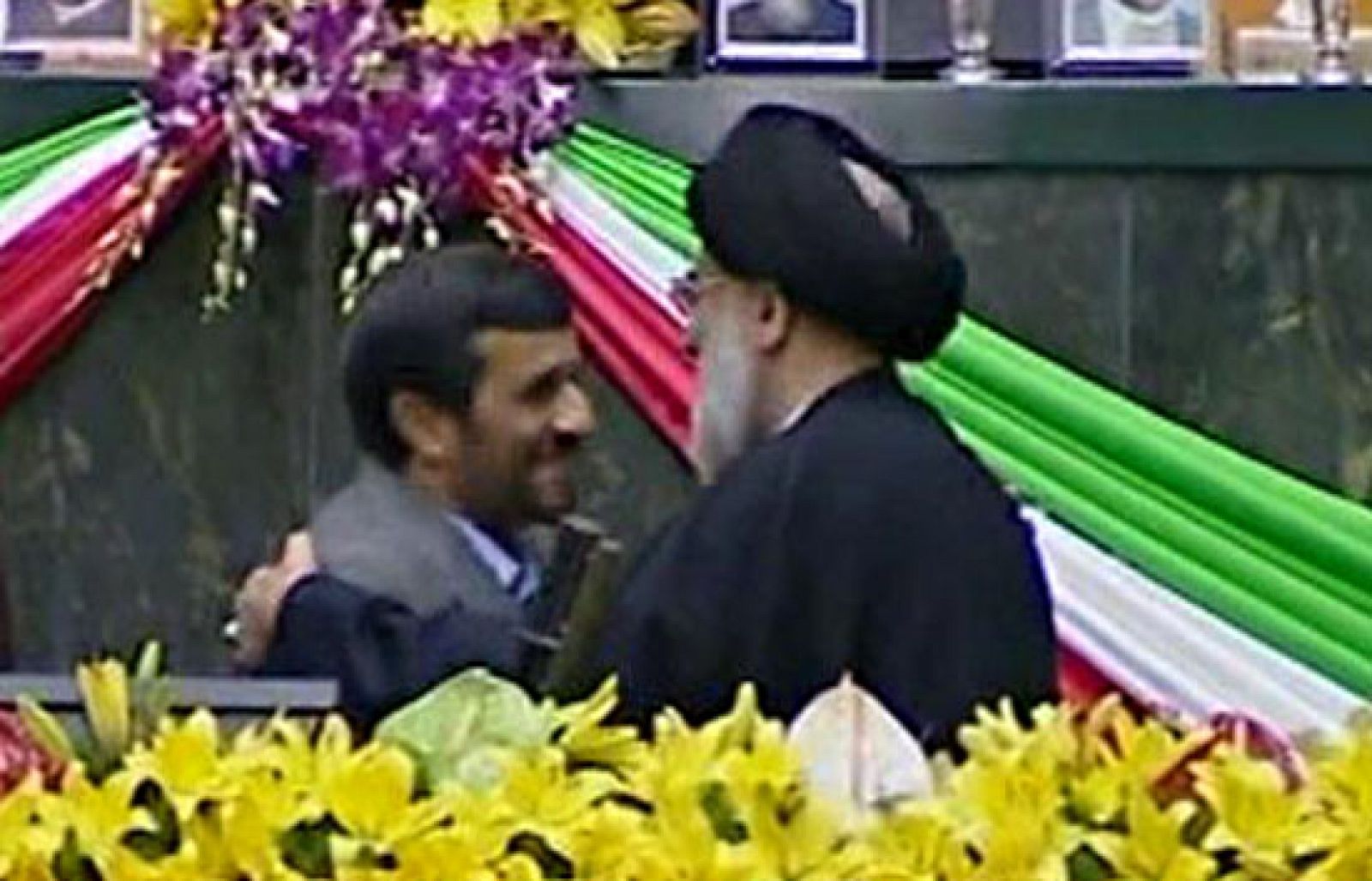 Ahmadineyad jura como presidente de Irán entre protestas