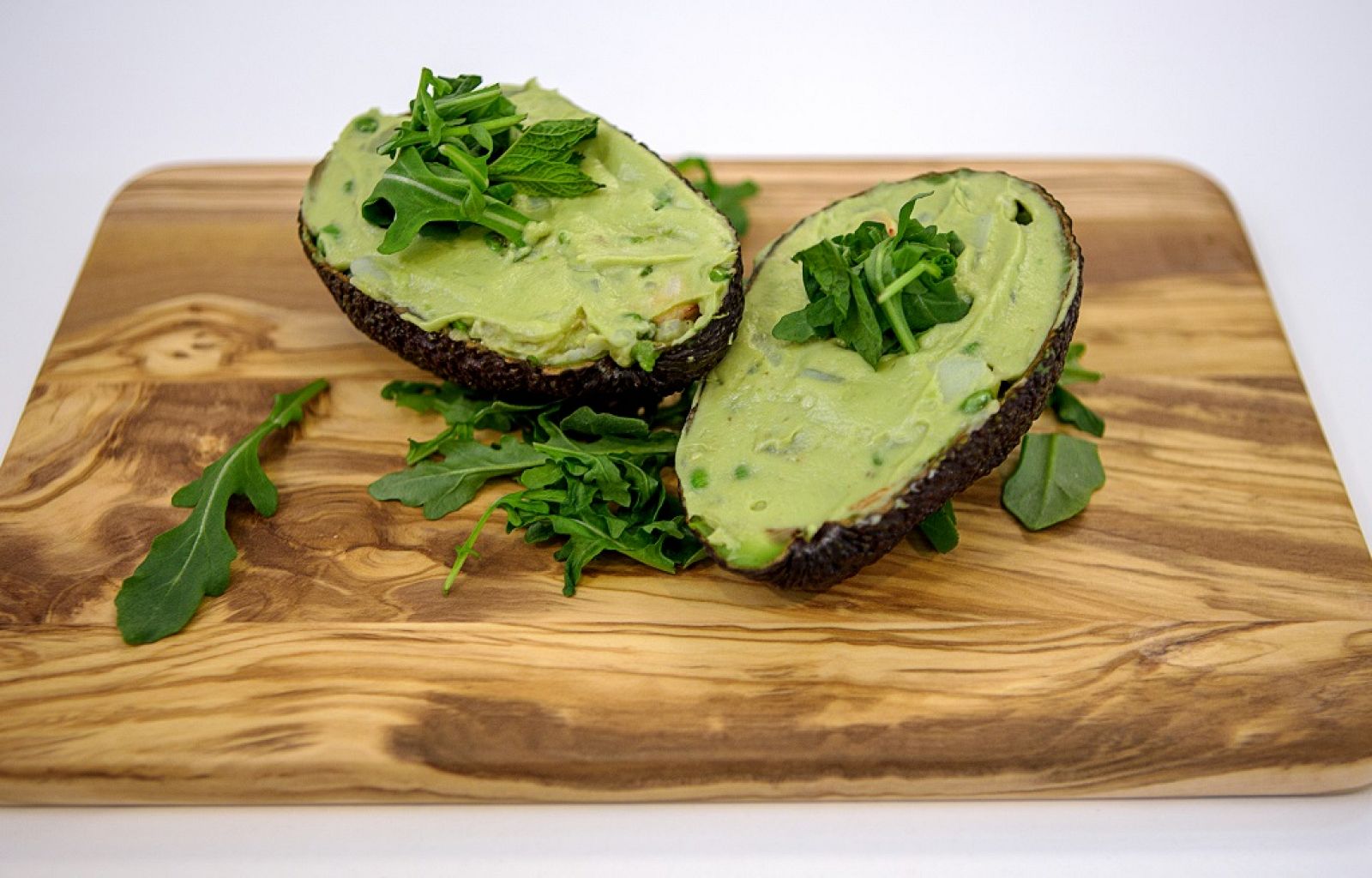 Ensaladilla de guisantes en aguacate