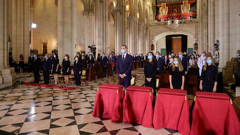 Cerca de 400 personas asisten al funeral por las víctimas del coronavirus celebrado en Catedral de la Almudena - RTVE.es - Telediario 1 | Ver