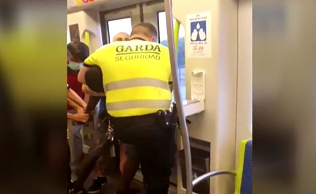 Telediario 1 - Metrovalencia investiga la detención de un hombre por mal uso de la mascarilla: "Soltadle el cuello"