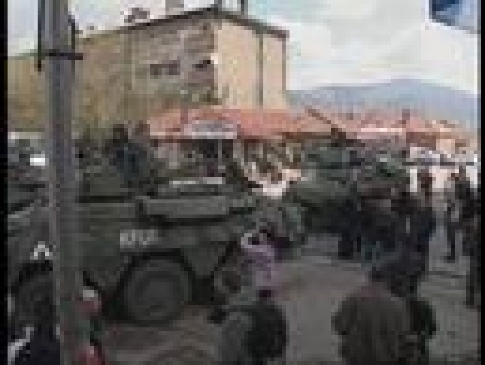 Tropas españolas tripulan las calles de la ciudad kosovar de Mitrovica tras los disturbios desatados el 17 de marzo.