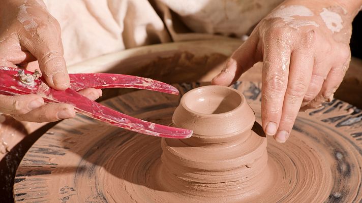 Aquí la Tierra - Alfarería segoviana: nos enseñan a hacer bandejas de arcilla