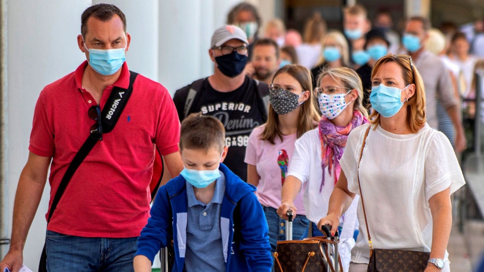 Baleares obligará al uso permanente de mascarillas y limitará el número de personas por reunión - Informativo 24h | Ver