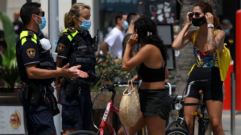 Dudas e incomodidades en el primer día de mascarilla obligatoria en Cataluña