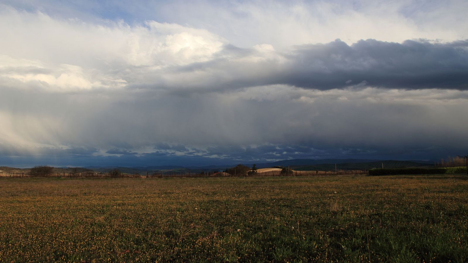 Tormentas fuertes en Pirineos y ascenso térmico en el suroeste peninsular - Ver ahora