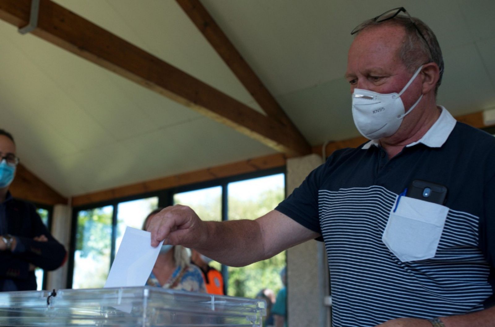 Coronavirus | Mesas individuales y cabinas sin cortinas: así prepara el País Vasco los colegios electorales ante el Covid-19