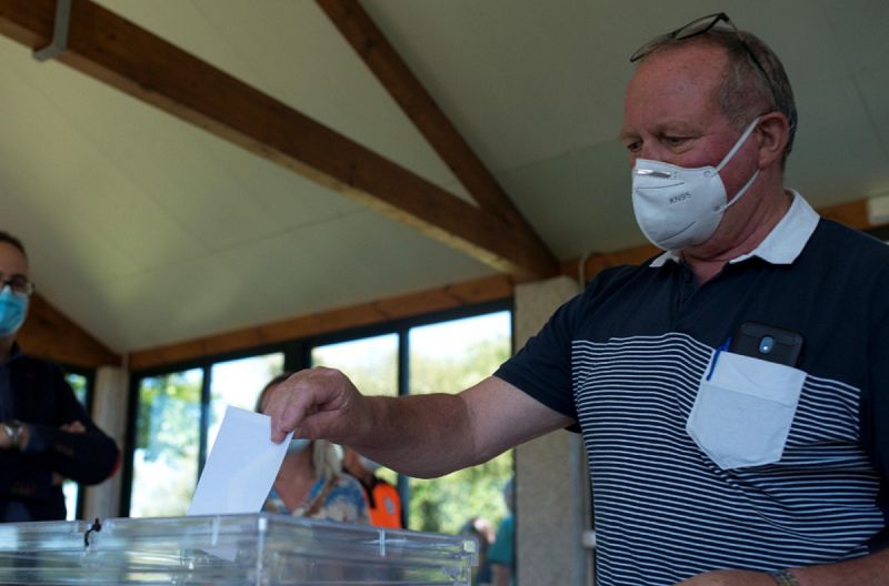 Mascarillas, distancias e inquietud: As votarn vascos y gallegos en un 12J inslito por la pandemia