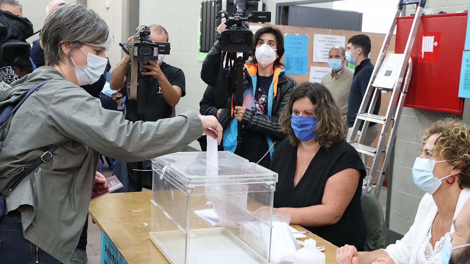 Elecciones 12J - Abren los colegios electorales en Galicia y País Vasco - RTVE.es