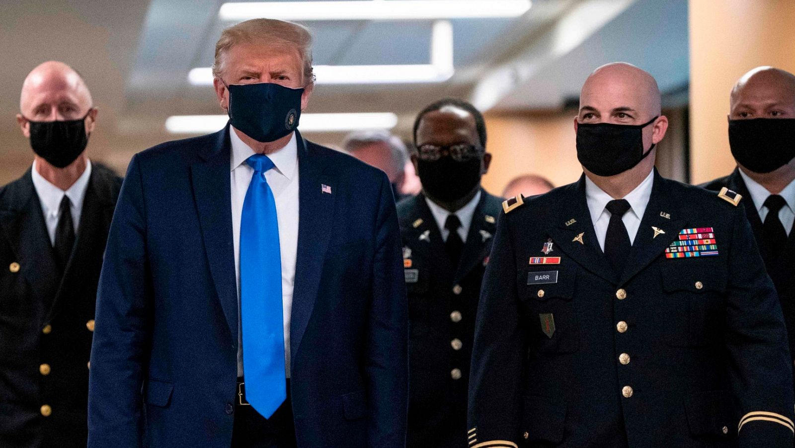 Donald Trump aparece por primera vez en público llevando mascarilla