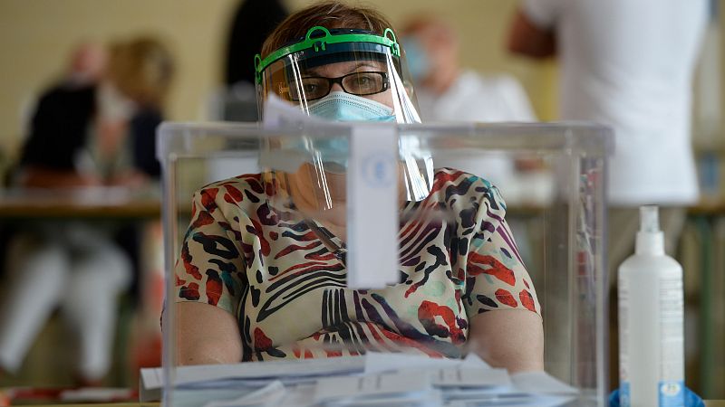 Elecciones gallegas 2020 - El brote de coronavirus no impide que la participacin suba en A Maria - RTVE.es | Ver