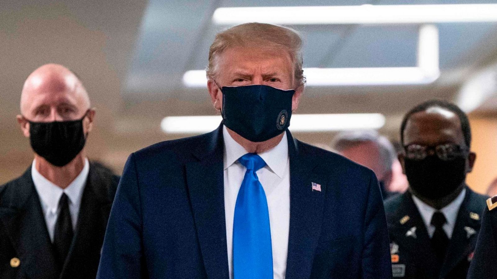 Por fin Donald Trump se ha puesto la mascarilla en público
