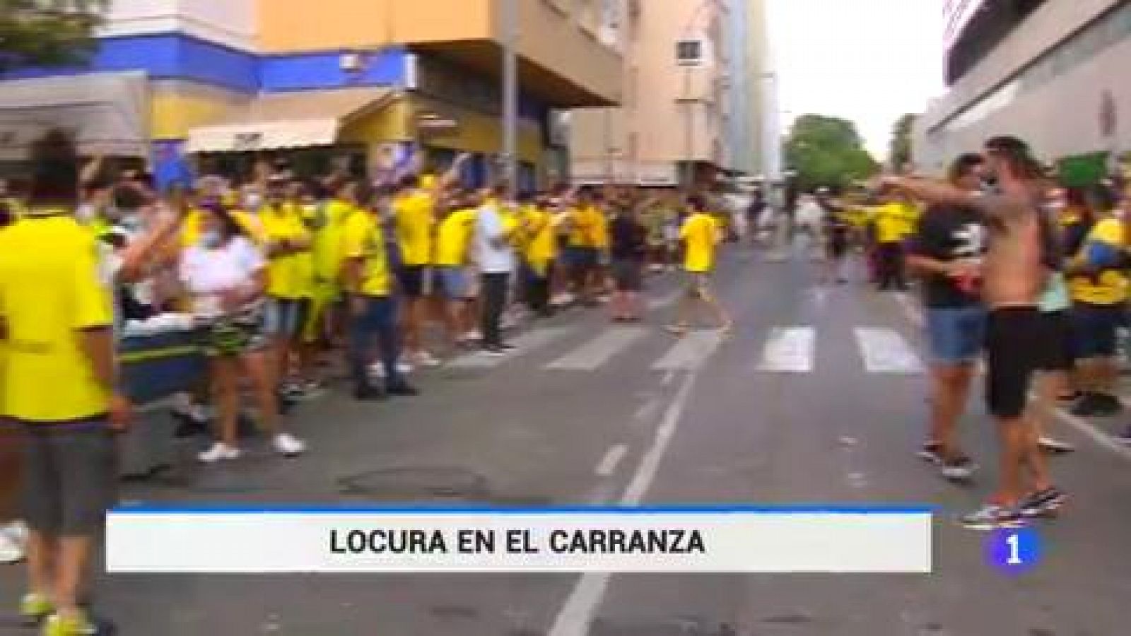 La afición del Cádiz se echa a la calle para celebrar un ascenso que no llegó