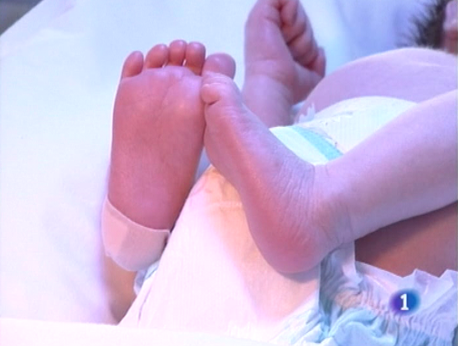  Empujado por la crisis, el Gobierno asturiano recorta su aportación de 500 euros al cheque-bebé. Desde ahora sólo lo recibirán las familias que ganen menos de 45.000 euros al año.    En 1957, un grupo de picadores de la Mina de La Camocha arrancaron mejoras laborales y salariales de la empresa, en un tiempo de fuerte represión sobre cualquier acción reivindicativa. Así nacían las Comisiones Obreras. Un episodio más en la historia de esta mítica explotación asturiana, ya clausurada, que se rememora en una exposición de sus fondos documentales.