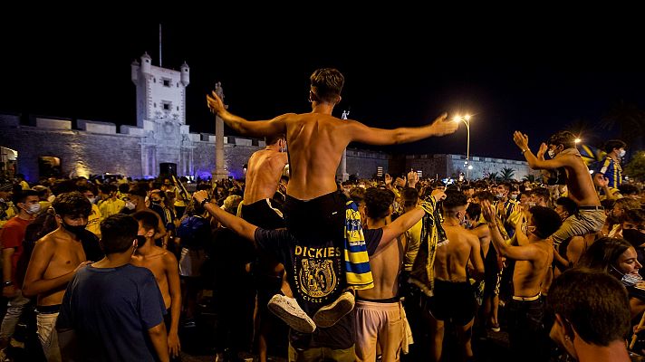 La afición del Cádiz celebra la vuelta a Primera sin distanciamiento social