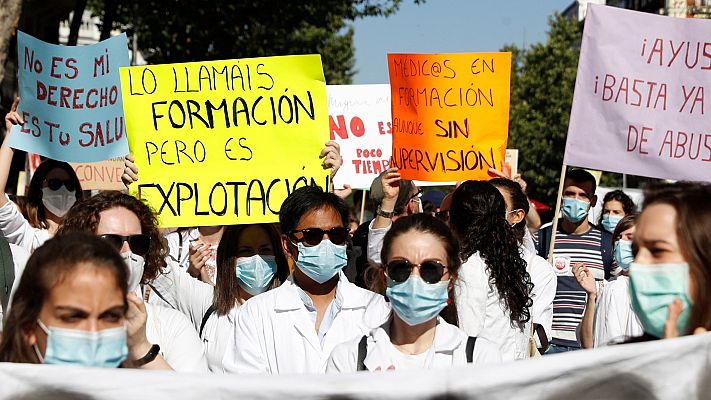 Informativo 24h - Los MIR se manifiestan en Madrid por un nuevo convenio