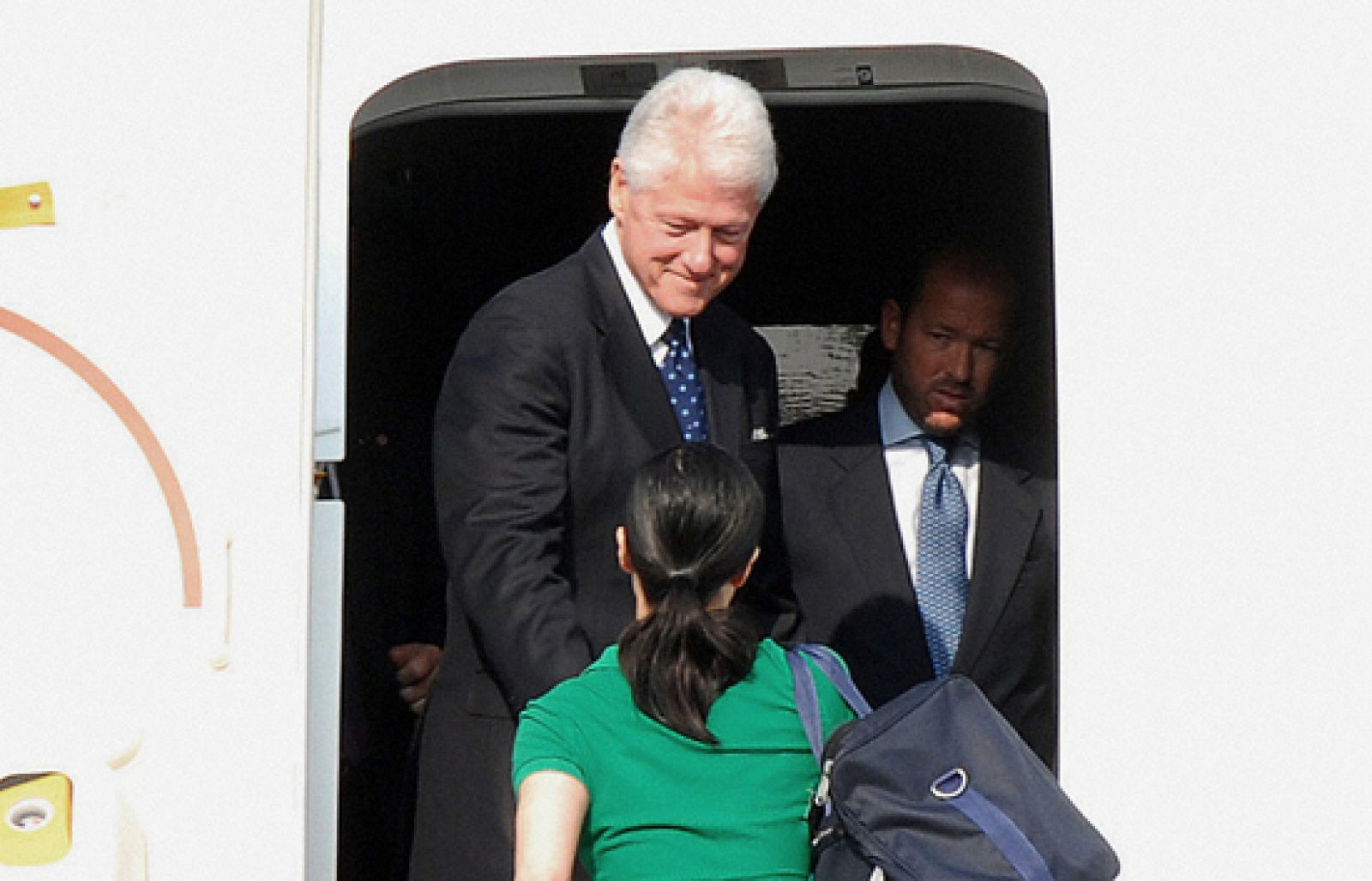 La primera mediación internacional del ex presidente Clinton termina en éxito aunque no está claro si ha habido algún tipo de negociación con el régimen de King Jong Il. 